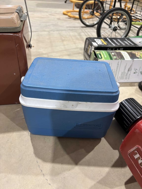 Sportmaster, Rubbermaid, and Igloo Cooler - Image 3