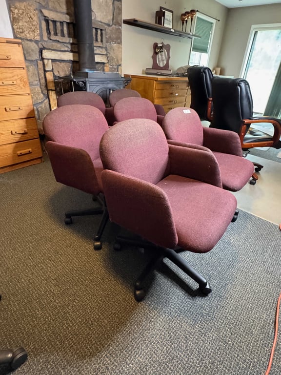 6 maroon roll around chairs - Image 2