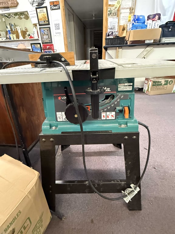 MAKITA TABLE SAW W/STAND