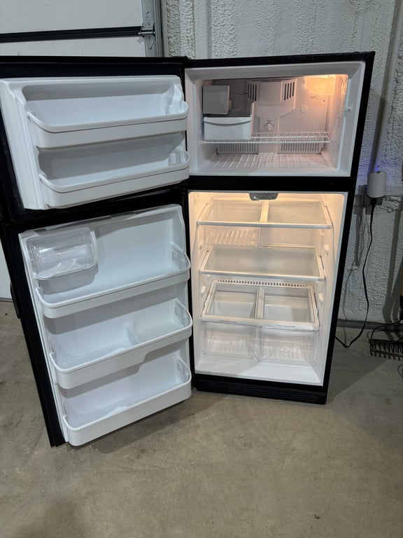 Frigidaire Gallery 18 Cu Ft Refrigerator - Image 4