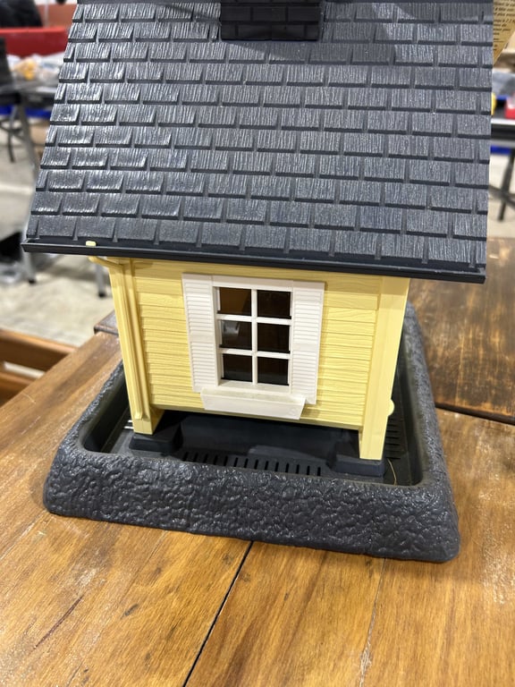 Village Collection birdhouse - Image 3
