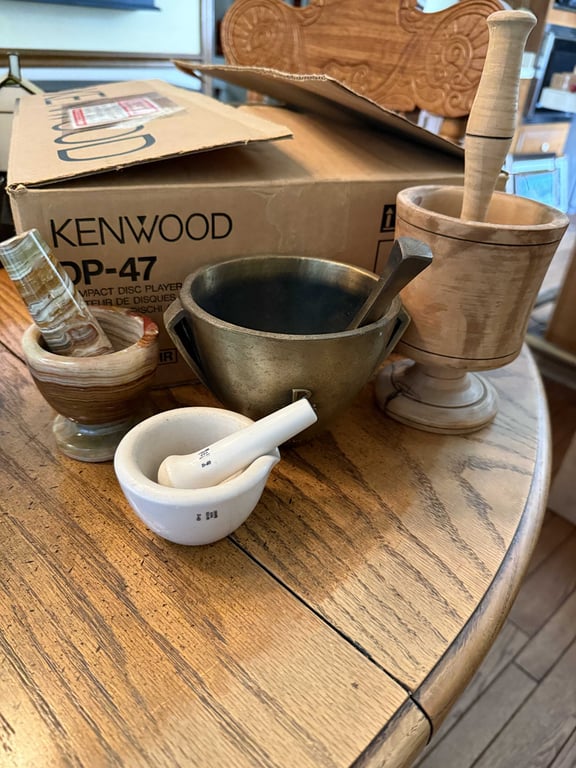 4 SETS OF VTG MORTAR & PESTLE - Image 6