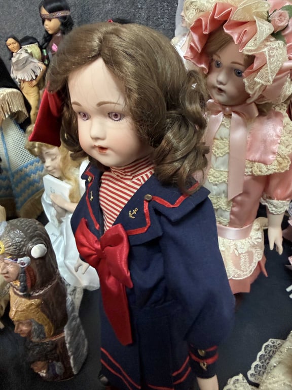 GROUPING OF PORCELAIN DOLLS - Image 4