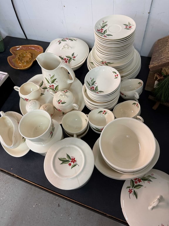 UNIVERSAL POTTERIES "WOODVINE" PATTERN