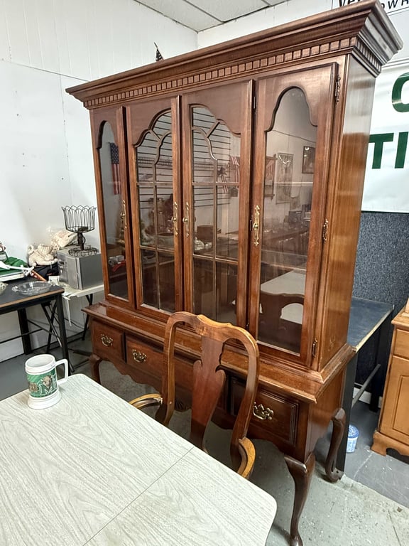 AMERICAN DREW QUEEN ANNE STYLE CHERRY DINING ROOM SUITE - Image 4