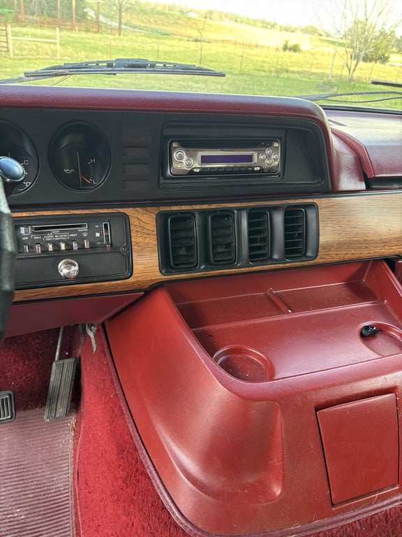 1985 Dodge Ram Wagon - Image 11