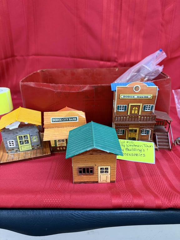 VTG WESTERN TOWN TOY BUILDINGS & ACCESS.