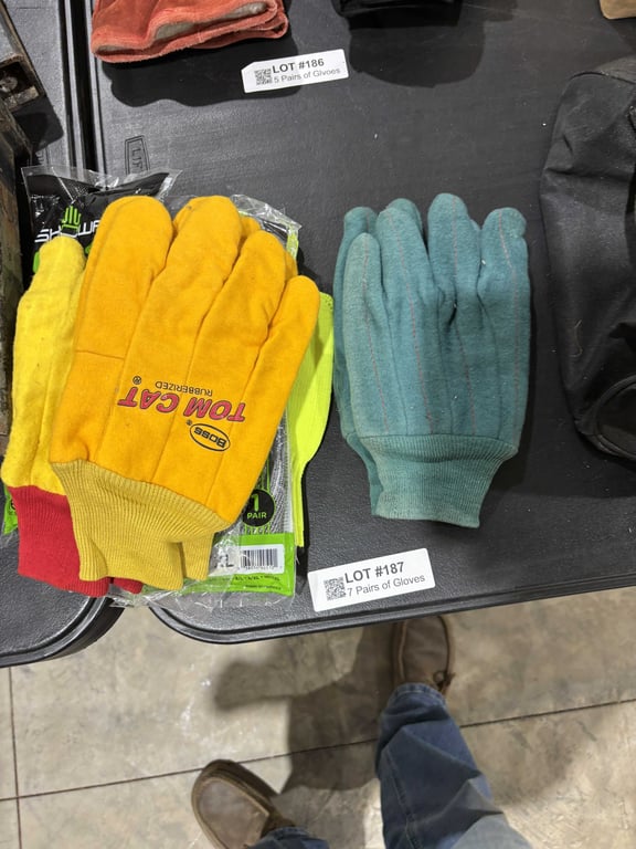 7 Pairs of Gloves - Image 3