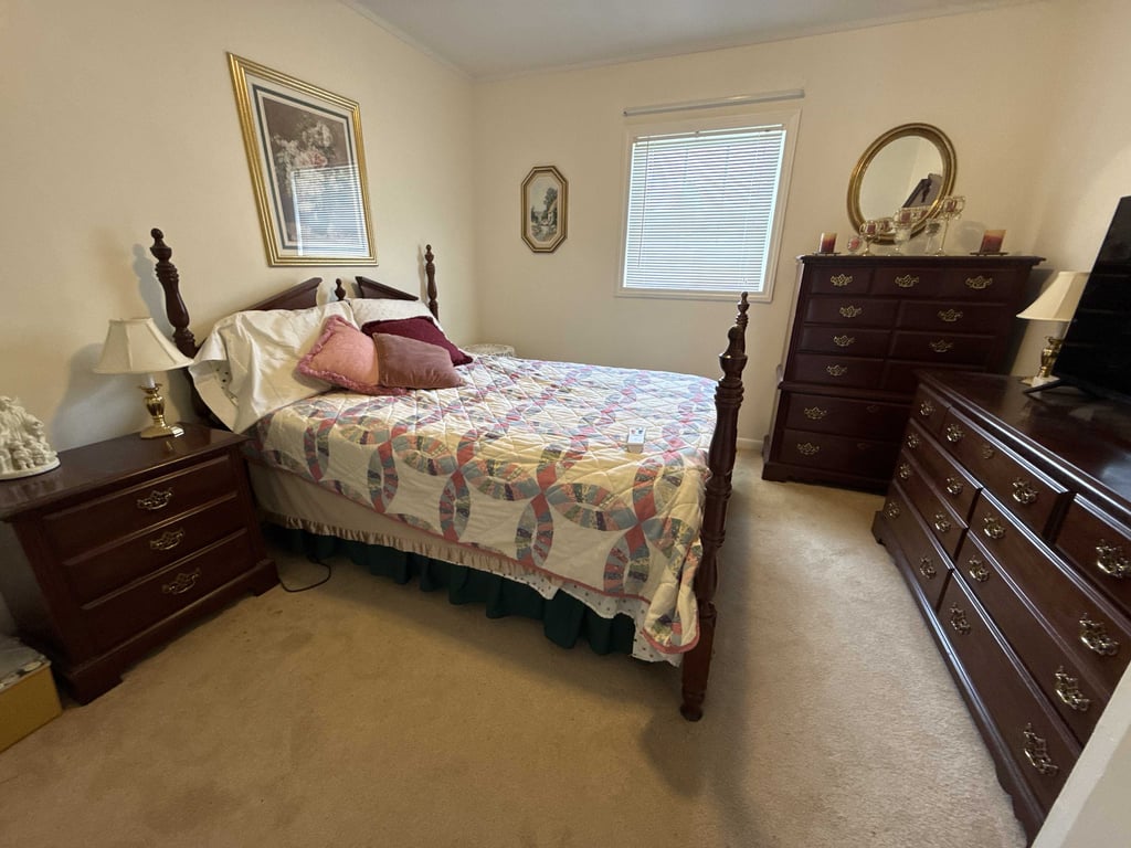 4 Piece Broyhill Bedroom Suite