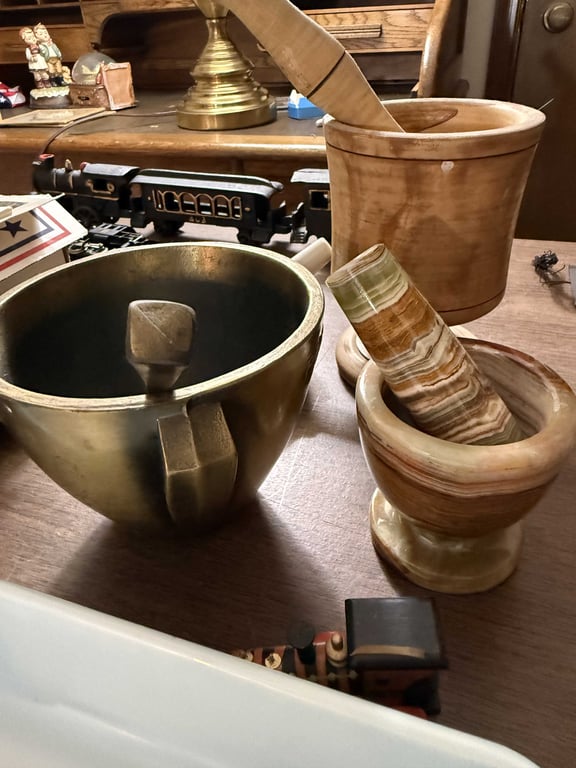 4 SETS OF VTG MORTAR & PESTLE