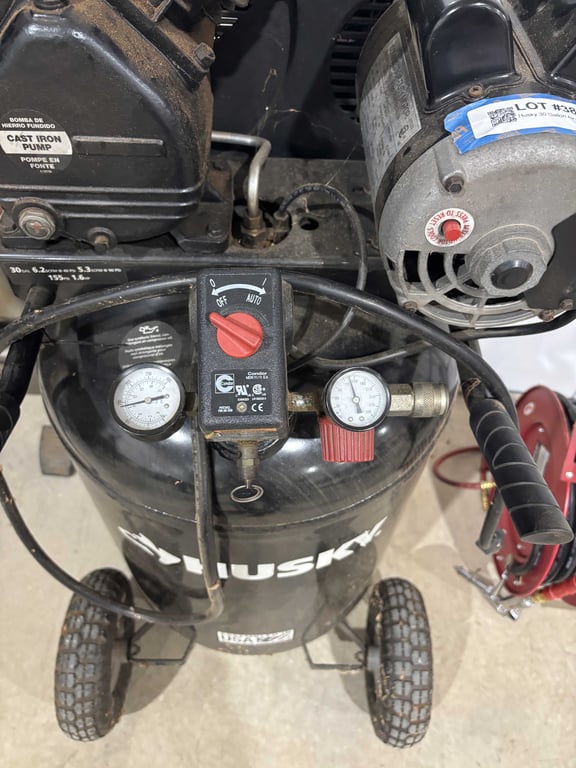 Husky 30 Gallon Air Compressor - Image 4