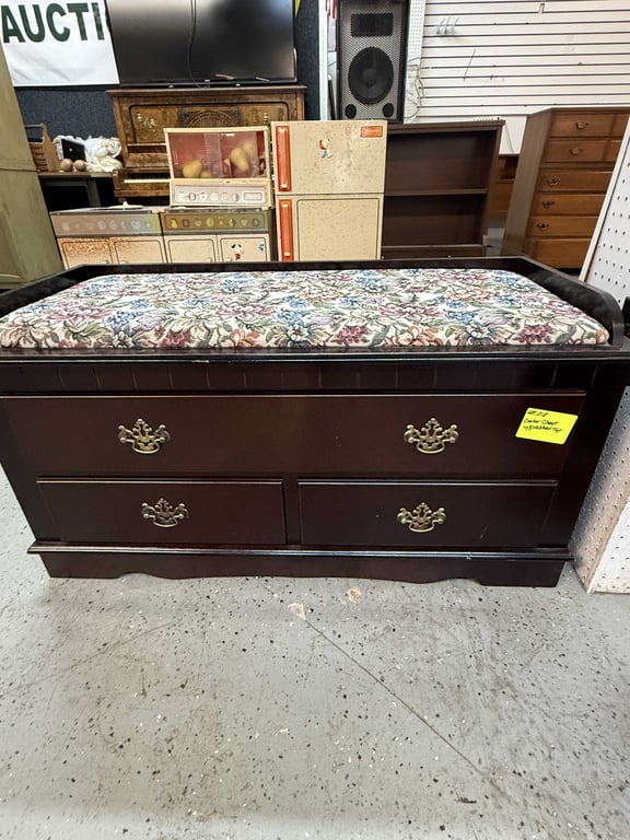 CEDAR CHEST W/PADDED TOP