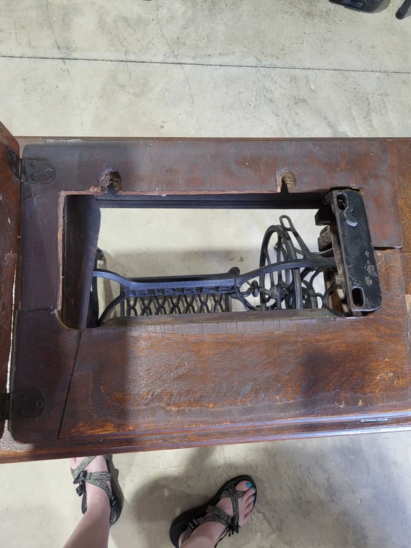Singer sewing machine and cabinet - Image 3