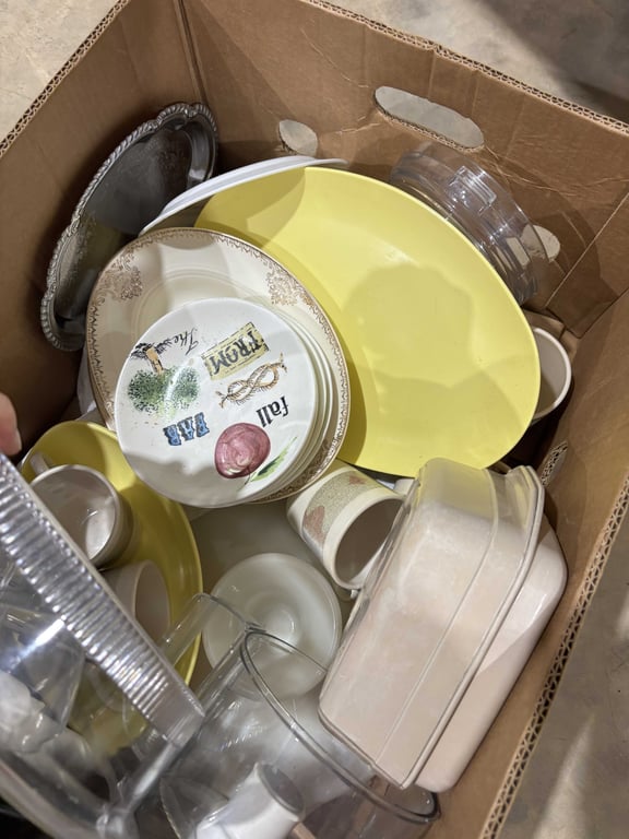 Box of misc cups, plates, platters - Image 2