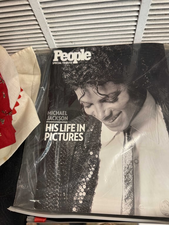 5 MICHAEL JACKSON COLLECTIBLE MAGAZINES - Image 5
