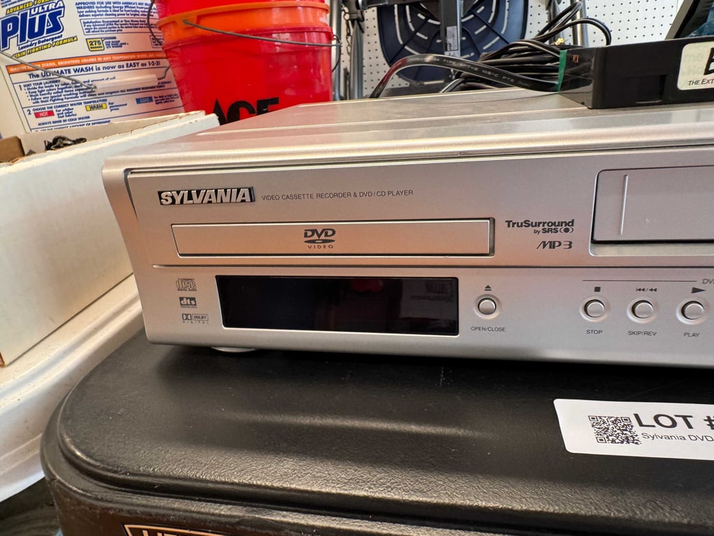 Sylvania DVD/VCR player & ET tape - Image 2