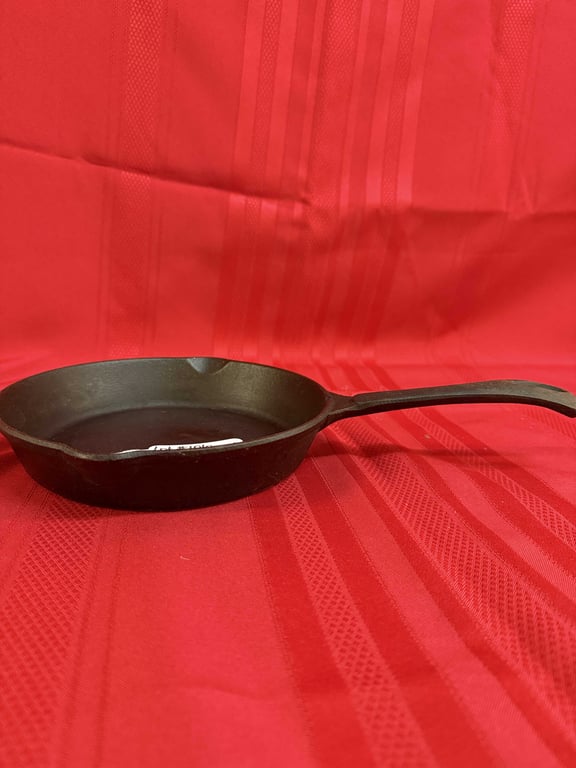VTG UNMARKED 8 CAST IRON SKILLET - Image 2