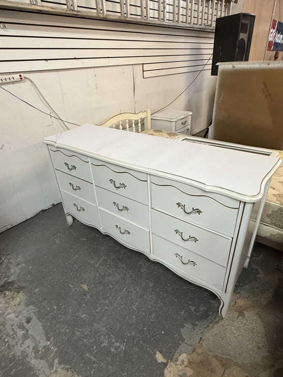 6 PC WHITE PROVENCIAL BEDROOM SUITE W/TWIN BED - Image 3