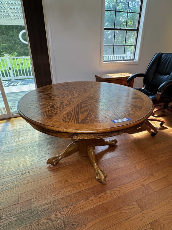 Round dining table