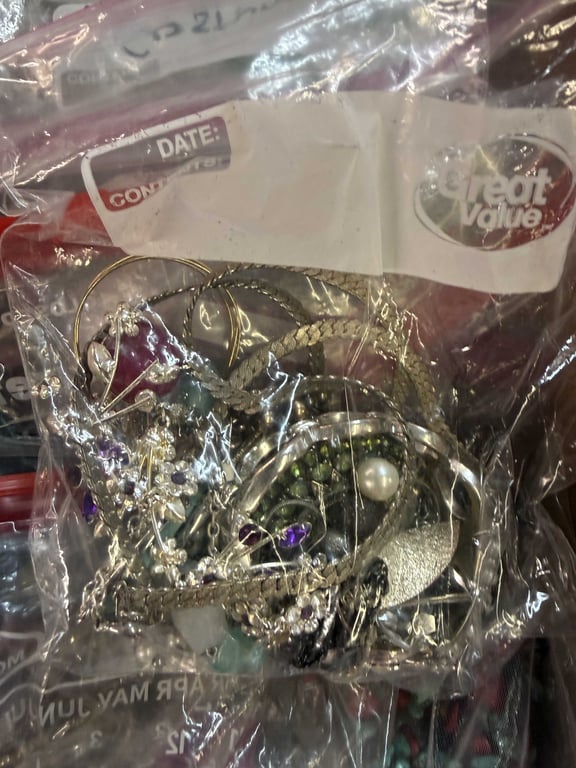 BOX OF COSTUME JEWELRY - Image 4