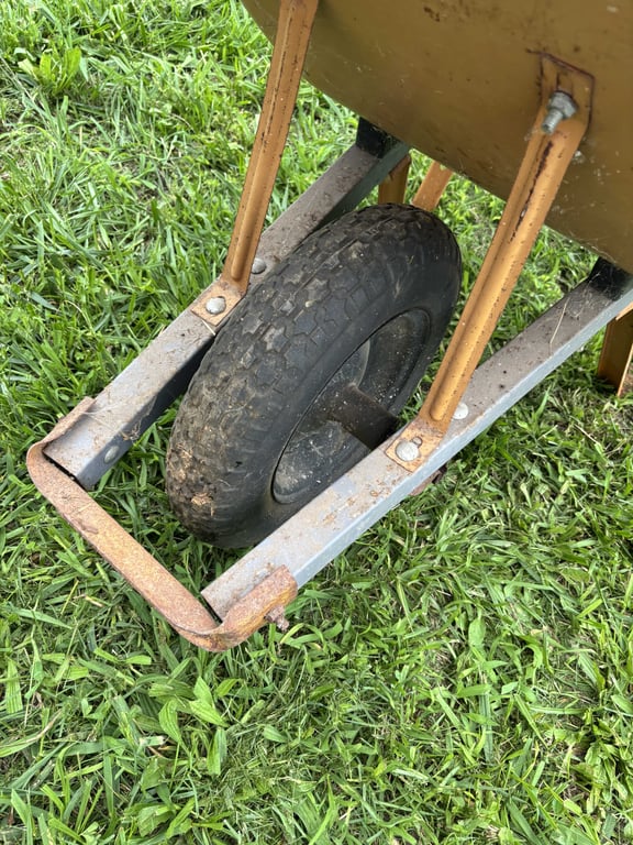 Wheelbarrow (yellow) - Image 2