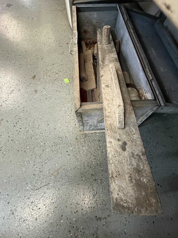 METAL BOX OF CONCRETE TOOLS - Image 2