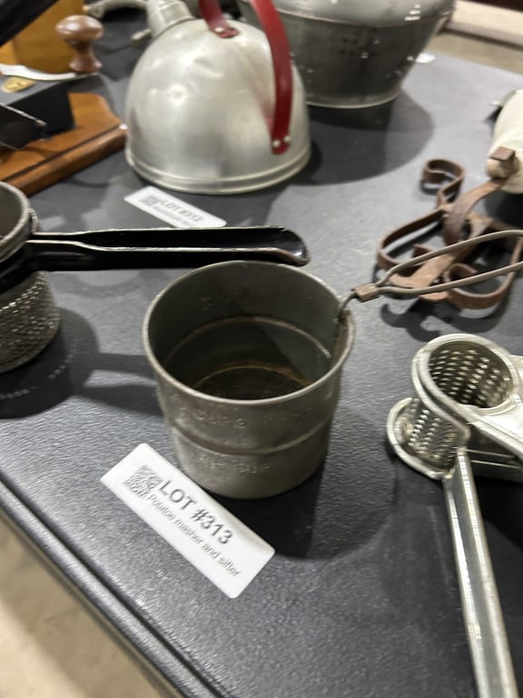 Potatoe masher and sifter - Image 3