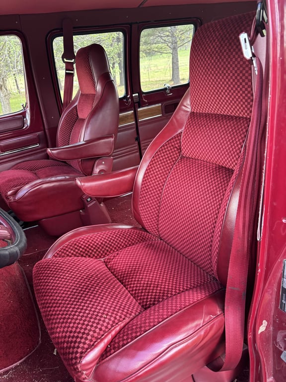 1985 Dodge Ram Wagon - Image 9