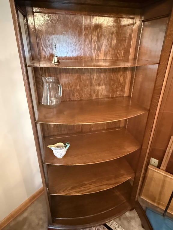 LATE VICTORIAN QUARTER SAWN OAK CURVED GLASS CHINA CABINET - Image 3