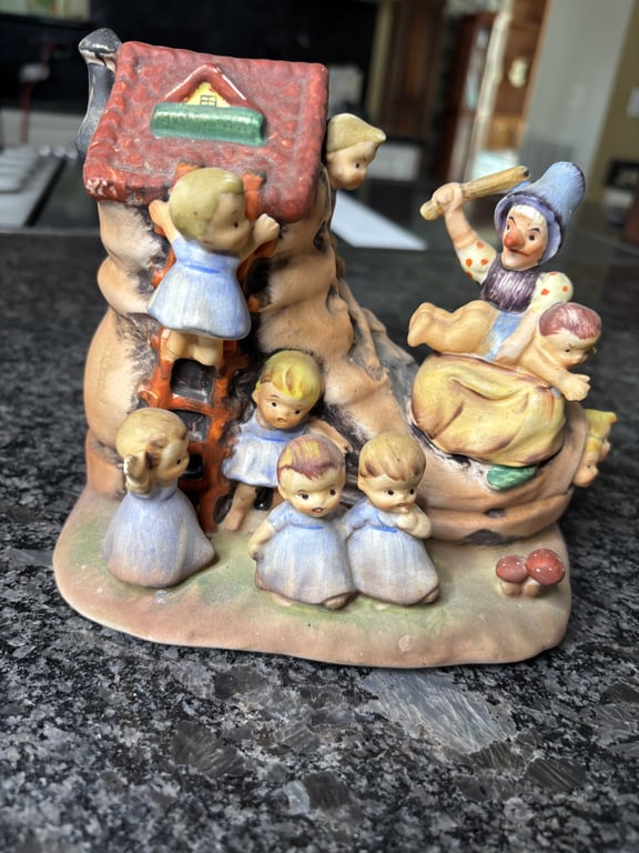 "There was an Old Woman" Glass Figurine - Image 2