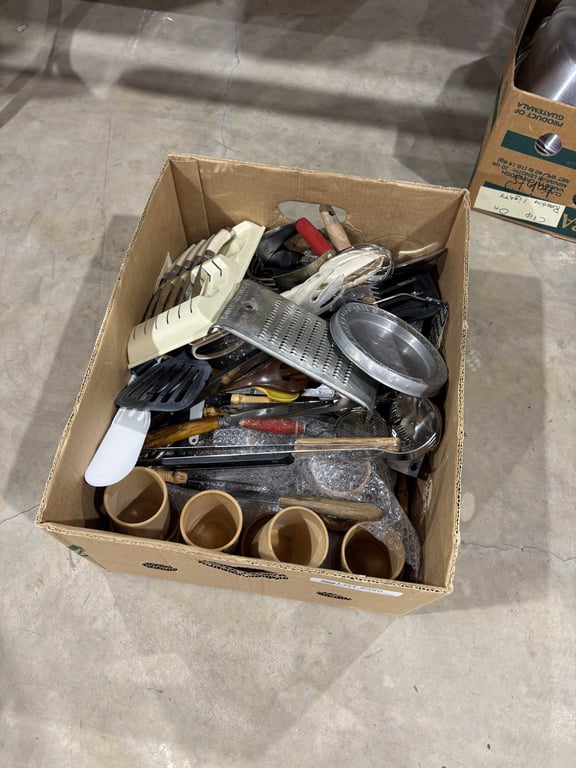 Box of misc kitchenware