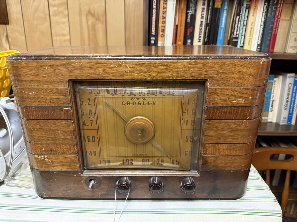 VTG CROSLEY RADIO (CORD & KNOB MISSING)