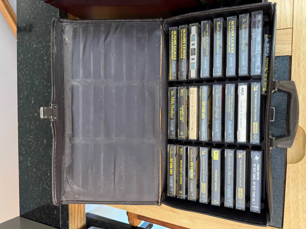 Crolsey turntable/stereo & bag of cassettes - Image 3