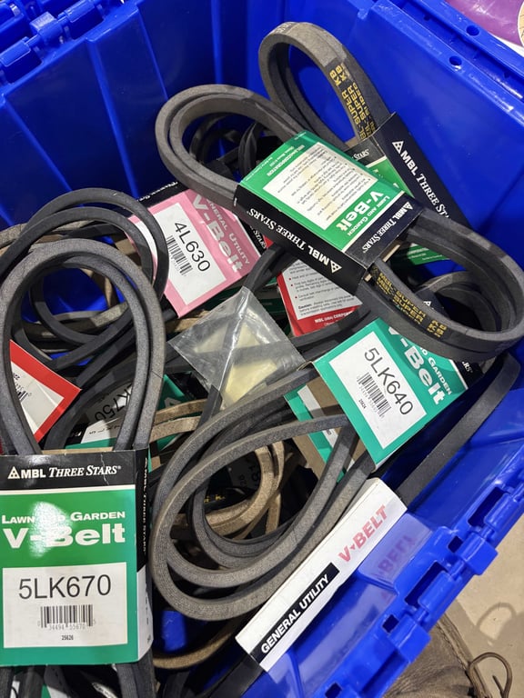 Tote of belts - Image 4