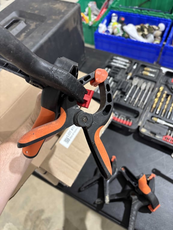 Box of hand clamps - Image 3