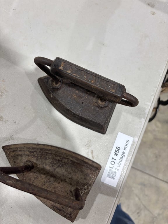 2 vintage irons - Image 2