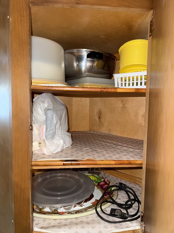 Contents of Wall Cabinets in Basement - Image 6