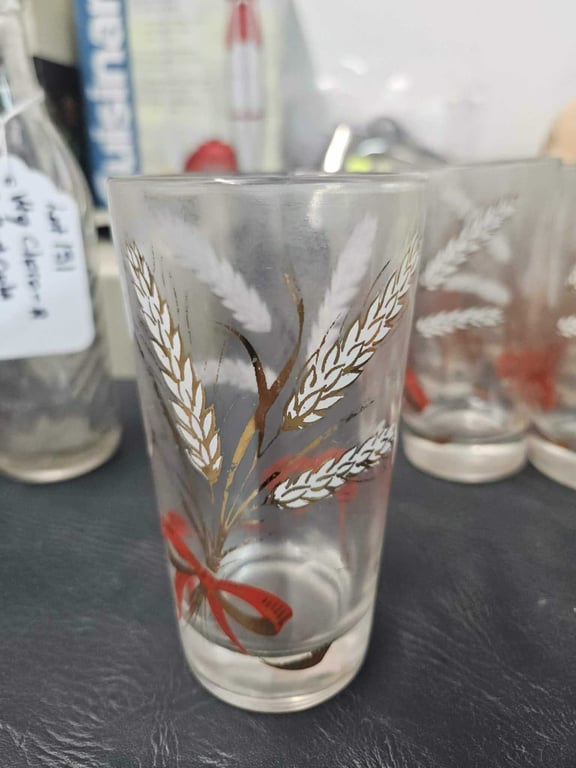 VTG GOLD WHEAT DRINKING GLASSES W/RED BOW SET OF 8 - Image 2