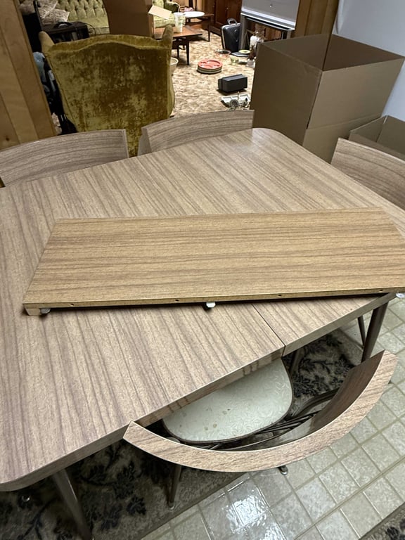 MID CENTURY MODERN DINING ROOM SET W/LAMINATE TABLETOP W/WOOD GRAIN AND 6 CHAIRS - Image 3
