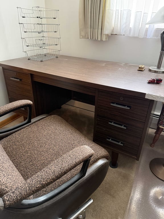 DESK W/CHAIR