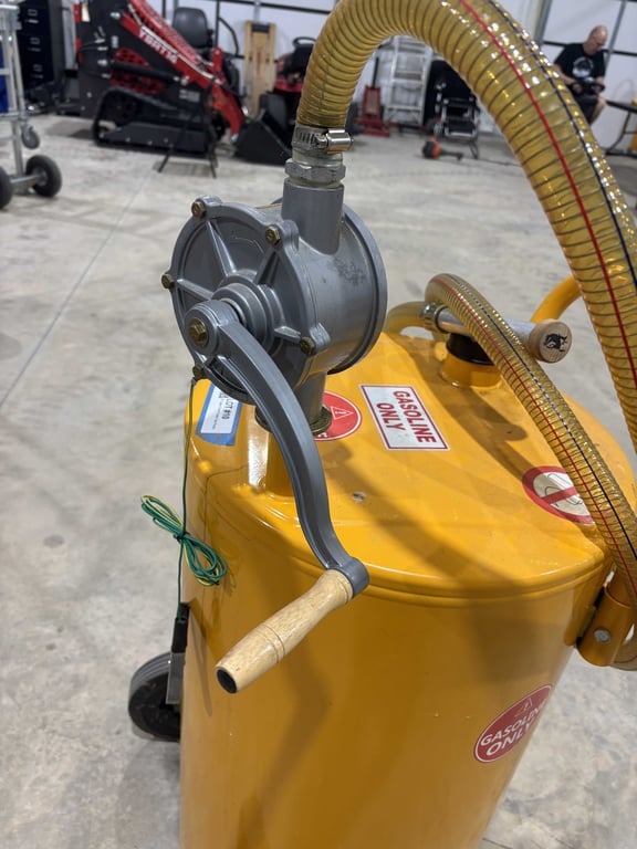 25 Gallon Hand Crank Gas Pump - Image 3