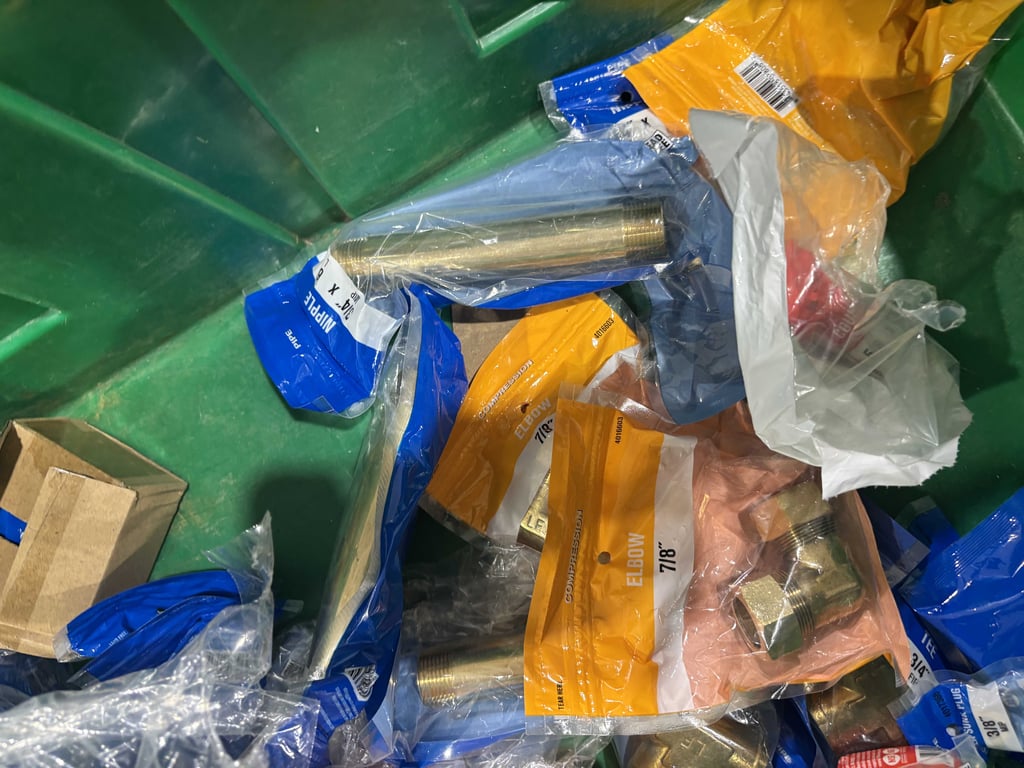 Tote of elbows, fittings, plugs, couplings, etc - Image 7