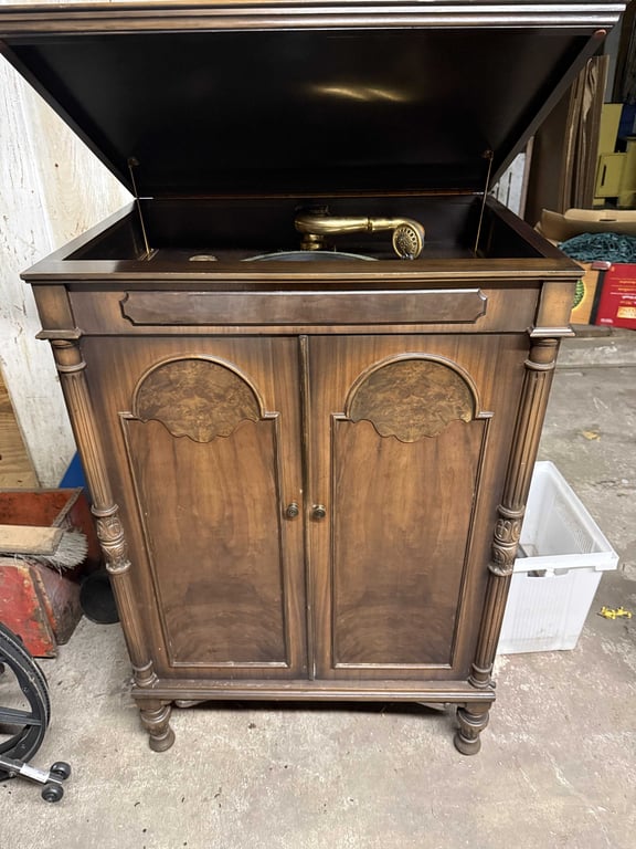 1920'S BRUNSWICK "CORTEZ" FLOOR MODEL PHONOGRAPH