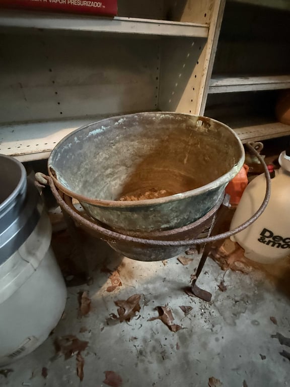 ANT. COPPER KETTLE (HANDLE BROKEN)