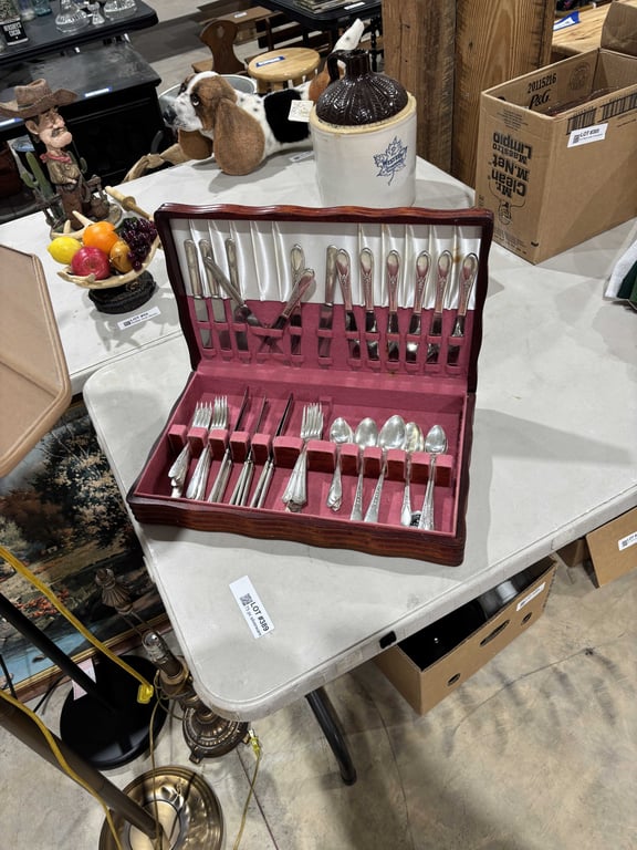 75 pc silverware set