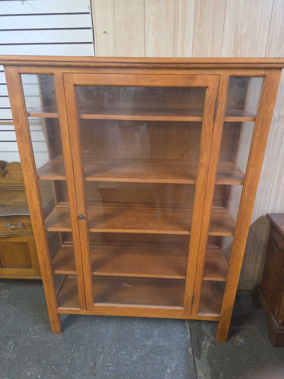 GLASS FRONT DISPLAY/CURIO CABINET
