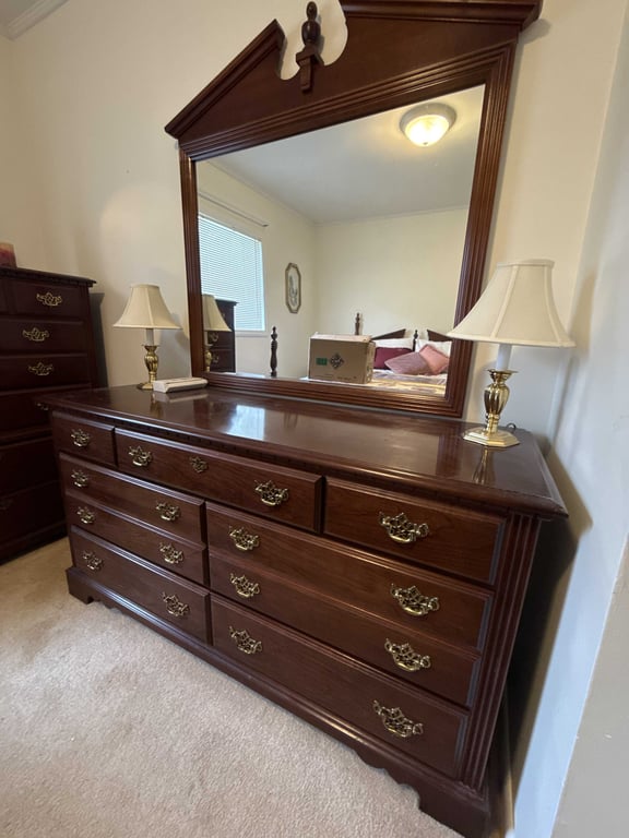 4 Piece Broyhill Bedroom Suite - Image 4
