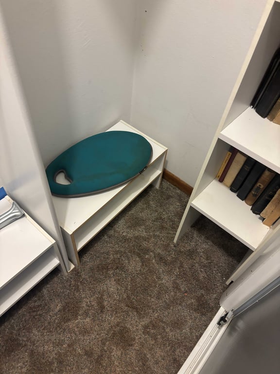 Contents of closet - Image 3