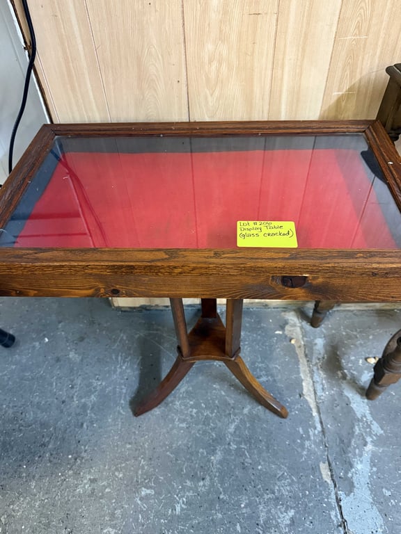 DISPLAY TABLE (GLASS IS CRACKED)