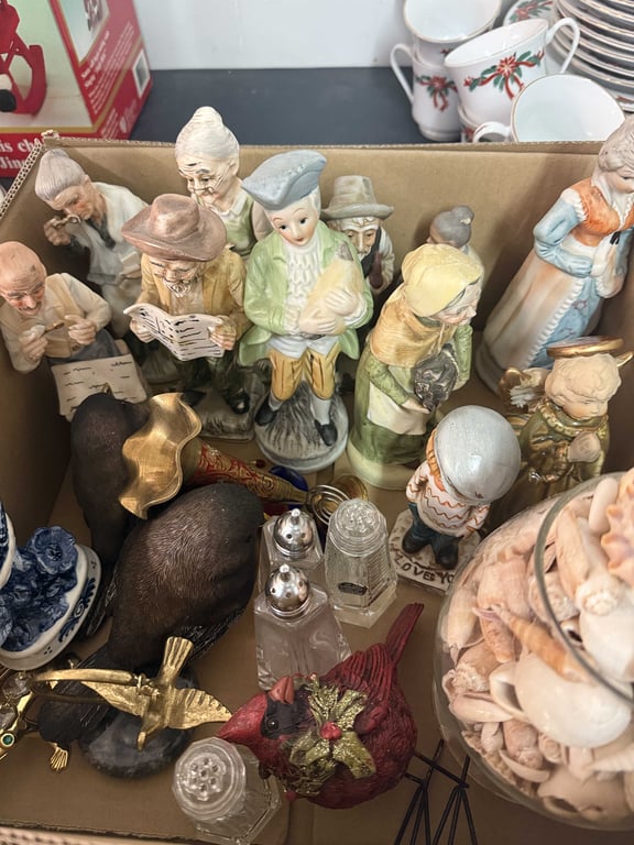 BOX OF FIGURINES & SEASHELLS - Image 2
